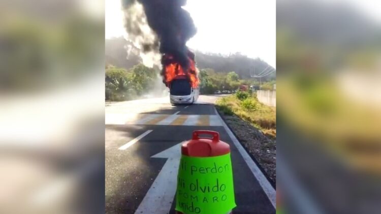 Arde la costa: bloqueos y vehículos quemados tras asesinato de comuneros en Michoacán. Foto de Andrés Resillas