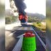 Arde la costa: bloqueos y vehículos quemados tras asesinato de comuneros en Michoacán. Foto de Andrés Resillas