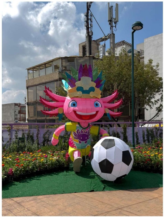 El ídolo de plástico. Mientras su especie real agoniza, su copia artificial finge ser parte de unMundial. Atrás, las antenas y los edificios de una ciudad que decidió dejarlo celebrar solo.