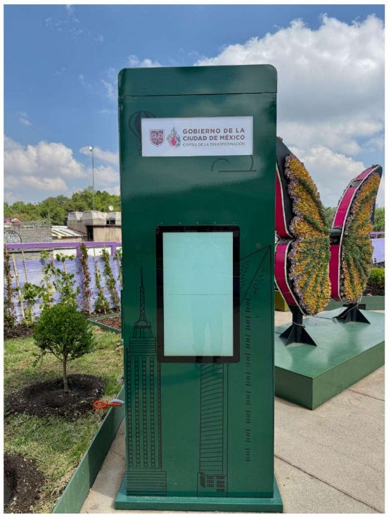 El corto circuito. Escoltado por mariposas gigantes de utilería, el módulo de información sequedó mudo. Prepararon la calzada para deslumbrar al mundo, pero terminaron inaugurando un monumento al error técnico y al abandono capitalino.