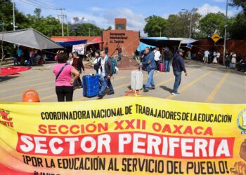 Sección 22 de la CNTE define seguir con plantón tras consulta. Foto de Cuartoscuro