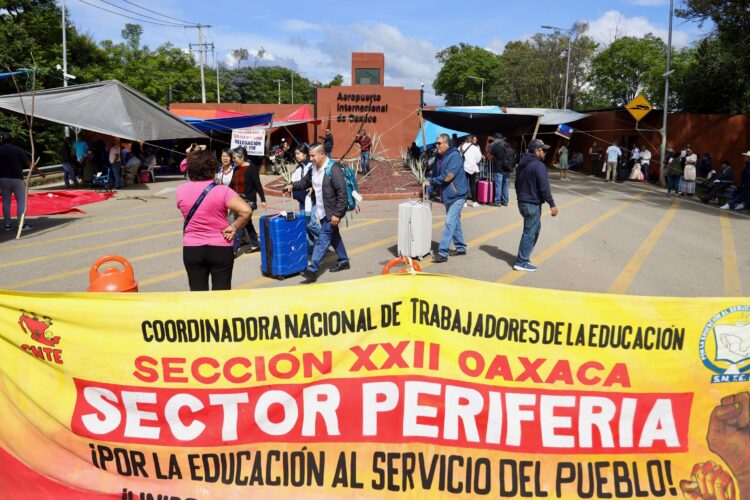 Sección 22 de la CNTE define seguir con plantón tras consulta. Foto de Cuartoscuro