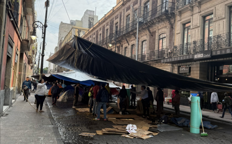 No habrá desalojo de la CNTE en el Zócalo. Foto de X @Alessitafly