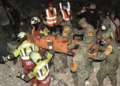 Equipos de emergencia mexicanos rescatan a dos personas con vida en Venezuela. Foto tomada de video