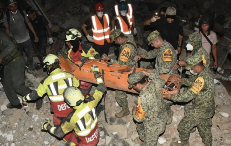 Equipos de emergencia mexicanos rescatan a dos personas con vida en Venezuela. Foto tomada de video