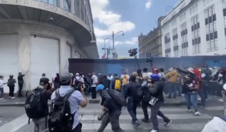 Hubo mucha provocación en movilización de la CNTE, Sheinbaum. Foto tomada de video de Axel Hernández