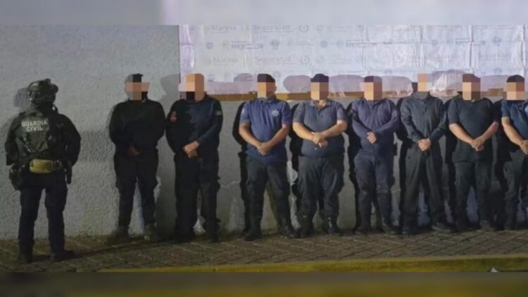Detienen a ocho policías de Michoacán presuntamente vinculados al CJNG. Foto de Web